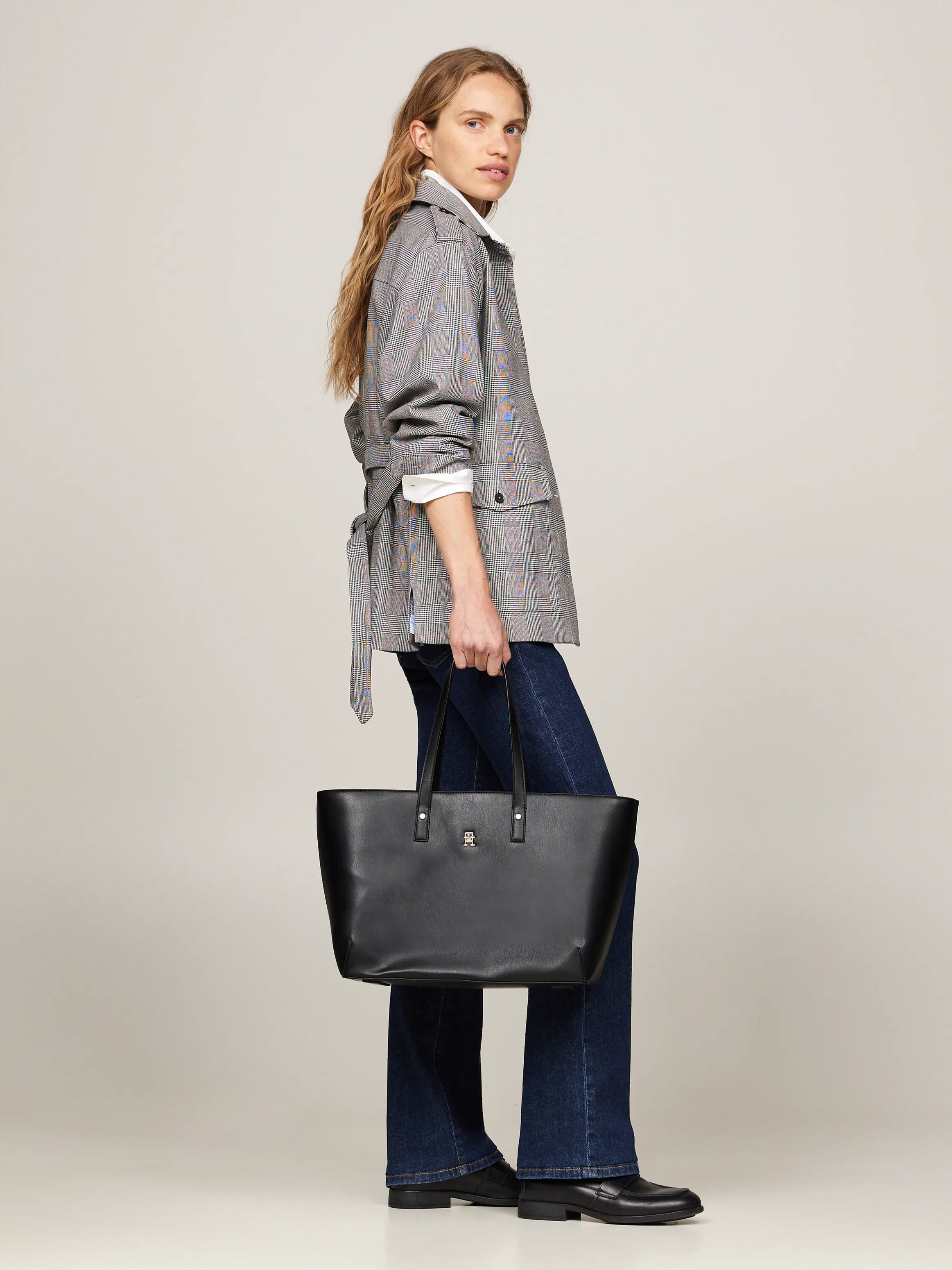 Chic TH Monogram Plaque Tote | Bags | Tommy Hilfiger